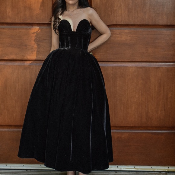 Elegant Black Strapless Evening Dress - Picture 2 of 4